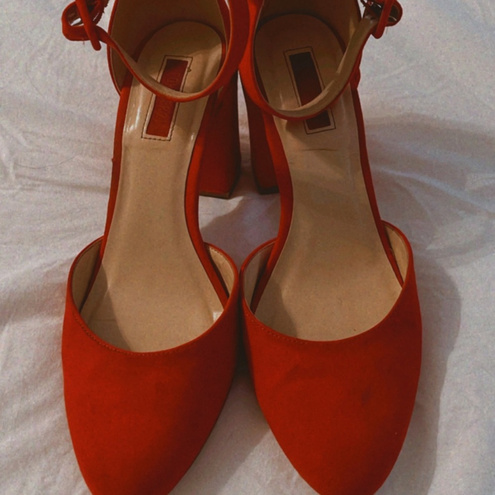 Side 7.5 red velvet heels